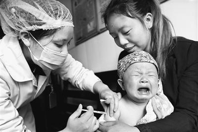 重庆梁平县礼让卫生院的护士正在为一名幼童接种疫苗。 刘 辉摄