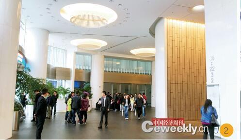 p24-2 4 月 6 日下午兩點半，中晉所在的未來資産大廈聚集了數百名投資者。《中國經濟週刊》記者 宋傑 I 攝