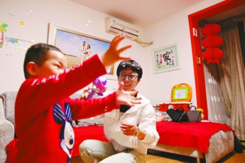4月1日，北京宋家庄某小区内，赵月圆在丈夫的姐姐家陪着小外甥玩耍。赵月圆一毕业就从事房地产工作，如今已在自己销售的高端楼盘购买了一套三居室，准备生个孩子，安心在家相夫教子。