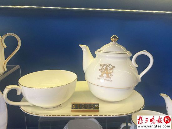 女士喝茶用的这套茶具，一壶一杯一叠，三件售价1298元