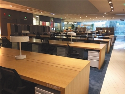 光华路SOHO的3Q共享办公空间，有一些工位没有租出去。