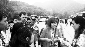 无证导游张女士(右一)退还游客的二次收费费用。北京晨报记者 吴婷婷/摄