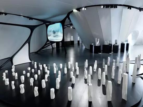 刚刚离世的著名建筑师扎哈· 哈迪德曾为Chanel 的Art Mobile项目设计建造了可移动、可拆卸的博物馆。