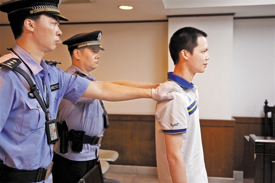今早，涉案专车司机被押上法庭 羊城晚报记者 黄巍俊 摄