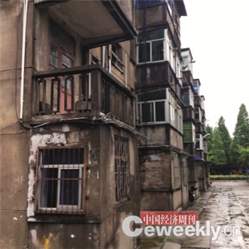 洋河老职工所住的老式公寓楼外景 记者 刘照普 摄