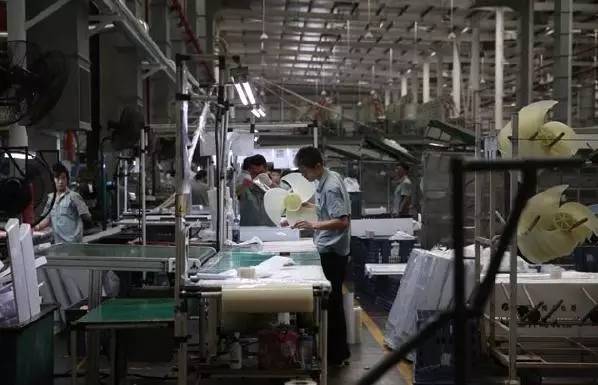 格力工厂生产线上的工人正在生产空调零部件