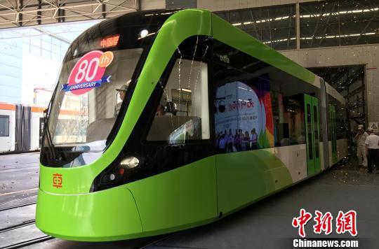 中国首列自主化全线无接触网超级电容现代有轨电车下线