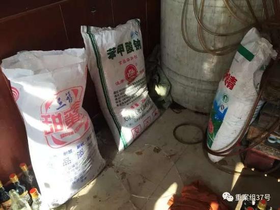 2017年1月11日，天津独流镇，一家生产假酱油村民家中，角落堆着用于勾兑假酱油所用的一部分添加剂等。
