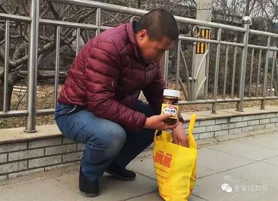 2016年12月7日，新发地，家住天津独流的调味品造假者王姓男子正给假装订货的记者看送来的样品，手里拿的是百花牌蜂蜜。