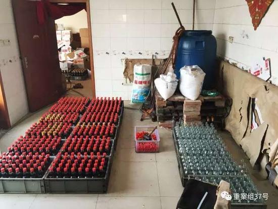 2017年1月11日，天津独流镇，一家生产假酱油村民家中，罐装好还没有贴标签的瓶装假酱油、等待罐装的空瓶子和勾兑假酱油所用的大塑料桶。