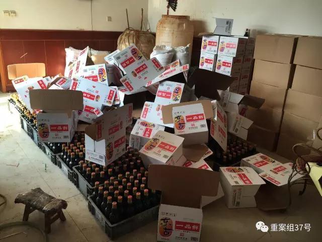 △1月11日，天津独流镇，一家生产假酱油村民家中，罐装并贴完标签的假东古酱油，正在准备装箱。