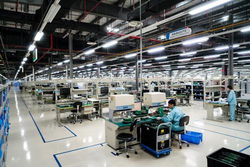 在南京江宁经济技术开发区，南京国电南自自动化有限公司工人在忙碌-李响-摄
