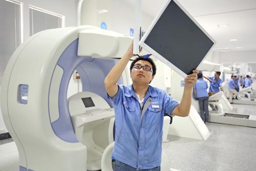 秦皇岛经济技术开发区惠斯安普医学系统有限公司的工人在生产车间工作-杨世尧-摄