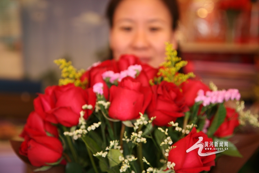 情人节玫瑰花价上涨明显 发红包 表达爱也不赖