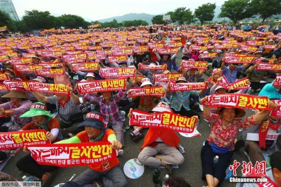 韩国星州郡，民众高喊口号集会，反对美军在韩部署“萨德”防导系统（THAAD）。