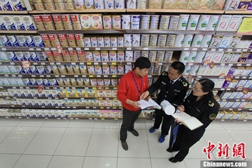 2016年4月，安徽省合肥市蜀山区凯旋门社区市场监督管理工作人员对辖区一家销售奶粉超市进行排查。中新社记者 张娅子 摄