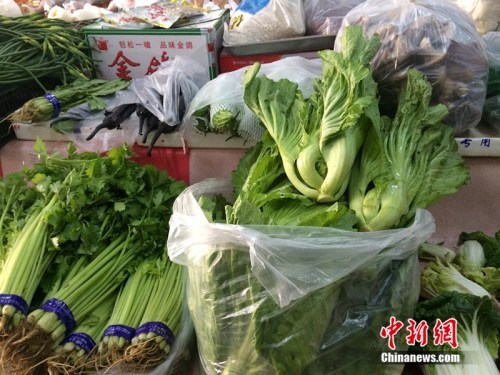 北京某便民超市销售的蔬菜。中新网 邱宇 摄