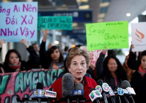 芝加哥民众在奥黑尔国际机场举行示威，女众议员沙科夫斯基(中)也加入抗议队伍。(路透社)
