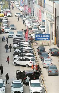 楚天都市报讯 图为：武汉某汽车交易市场