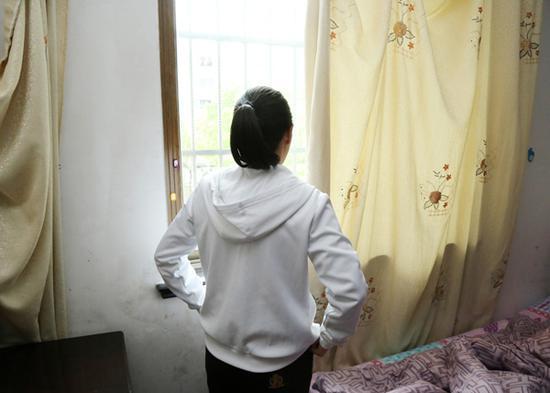 4月17日，在上海市松江区的一个房子内，90后女孩小陈正一眼望着窗外，再过几天，她就可以离开她呆了将近一年的地方。
