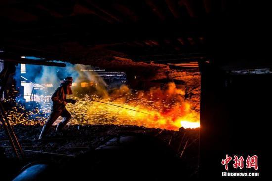 资料图：钢铁厂工人在作业。 李南轩 摄