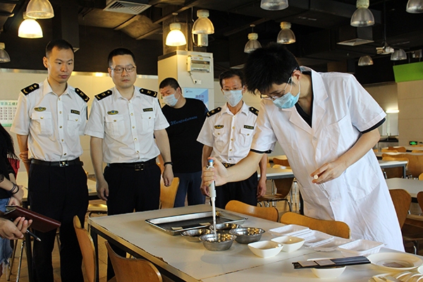 盐田检验检疫部门检查港区餐厅 保障码头员工
