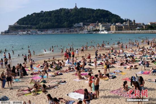 當地時間5月26日，西班牙聖塞巴斯蒂安，民眾在孔查海灘曬日光浴。