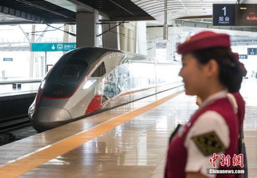 6月26日，具有完全自主知识产权的中国标准动车组“复兴号”在京沪高铁正式双向首发。图为在北京南站准备出发的CR400AF“复兴号”列车。中新社记者 侯宇 摄