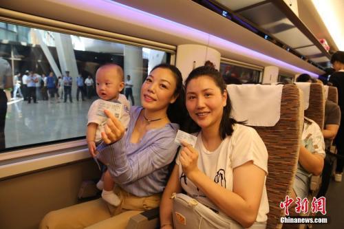 6月26日搭乘“复兴号”列车从北京去往上海的乘客，展示自己的新版高铁列车车票。中新网记者 翟璐 摄