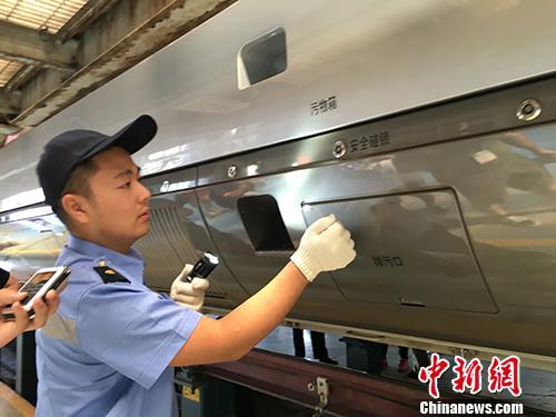 6月26日上午，北京铁路局北京动车段地勤机械师贾虹升正在为“复兴号”进行检查。中新网记者 翟璐 摄