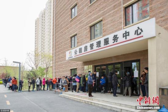 资料图：北京排队办理公租房登记的队伍。图片来源：视觉中国