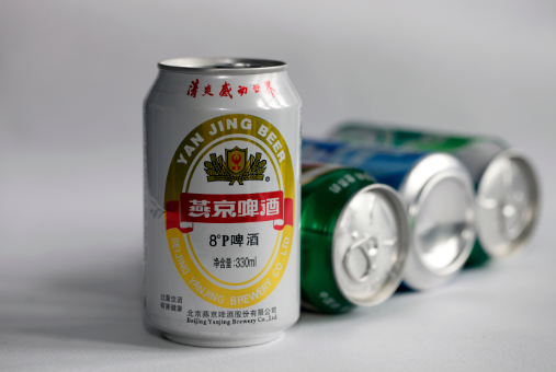 2017年7月16日，北京燕京啤酒股份有限公司生产的易拉罐装燕京啤酒(8°p啤酒)。资料图