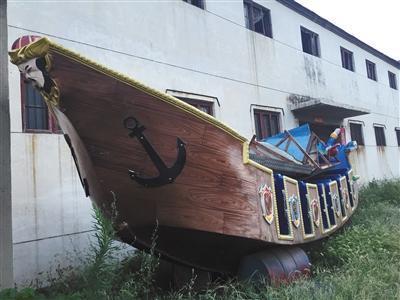 8月13日，河南省荥阳市洼子村一家游乐设备厂的门口，摆放着一艘旧海盗船。厂家称将对其翻新后再出售。A08-A09版摄影/新京报记者 大路
