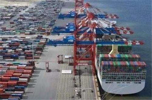 图为现全球最大集装箱船“东方香港号”