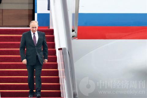 9 月3 日下午，俄罗斯总统普京走下专机舷梯。