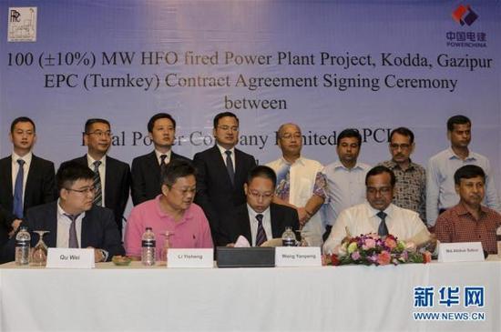 9月10日，在孟加拉国首都达卡，中国电建集团湖北工程有限公司代表与孟农村电力有限公司代表在合同上签字。