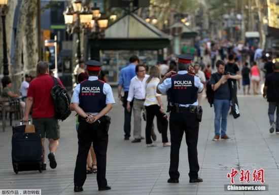 资料图：当地时间8月18日，西班牙巴塞罗那兰布拉大街，恐袭发生后警方加强巡逻安保。