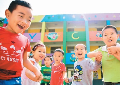 图为陕西省安康市汉滨区双龙镇杜坝村的五四小学附幼，小朋友们在操场上做游戏。新华社记者 邵 瑞摄