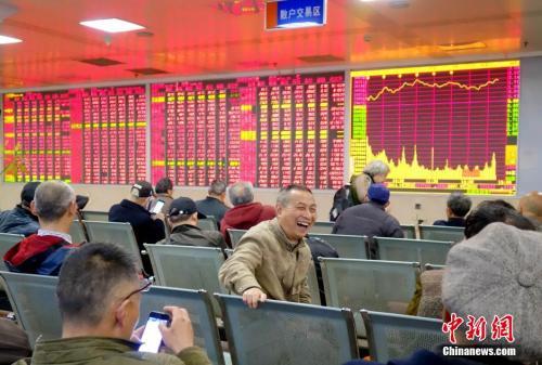 资料图：股市大涨一股民脸上露笑容。中新社记者 刘忠俊 摄