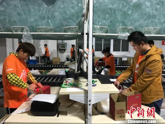 跨境电商成双11重要战场杭州最大保税区首批订单出关