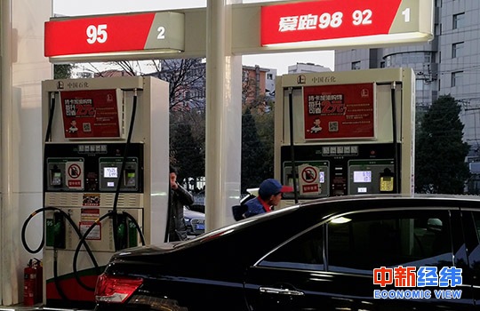 11月15日，一辆私家车在加油站加油。中新经纬 王培文 摄