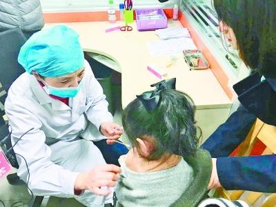 越早接种越好。昨天，在华科大社区卫生服务中心，一名小学生接种宫颈癌疫苗 记者刘璇 摄 
