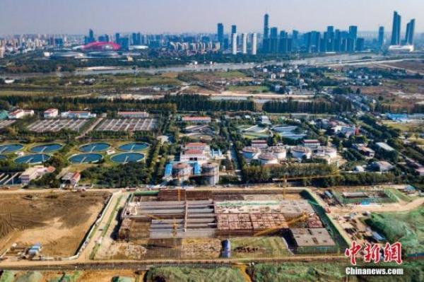 航拍建设中的南京江心洲污水处理厂提标改造工程。 中新网 图