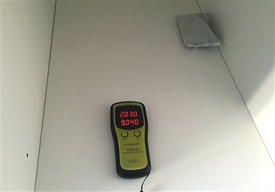 11月18日，蒲黄榆路附近某小区自如房的衣柜，空气质量检测仪显示甲醛浓度为2.030毫克/立方米，超标近20倍。