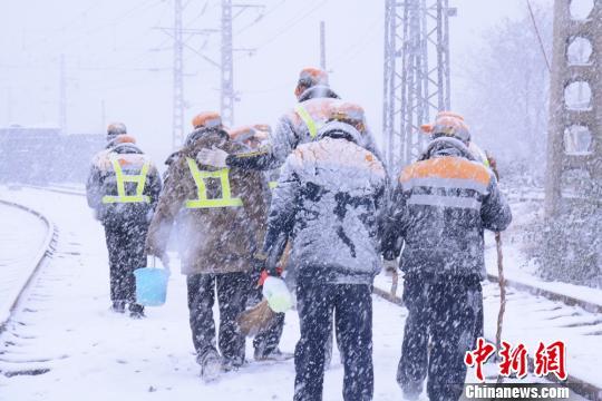 资料图：铁路工作人员进行除雪防冻作业。　周博伦 摄