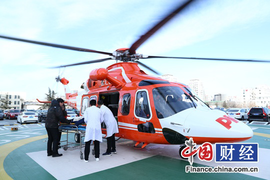 北京中日友好医院的医疗救援直升机在医院的医疗专用立体式停机坪上进行作业。 