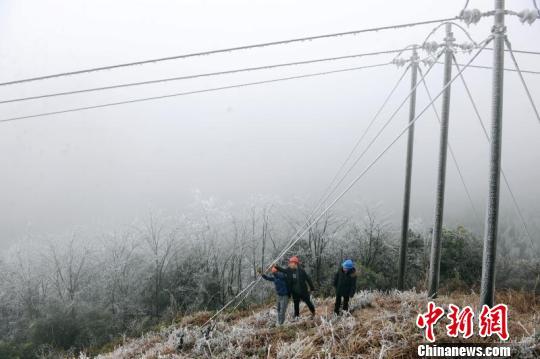 雨雪天气致江西部分线路停电 电力工人冒雪抢
