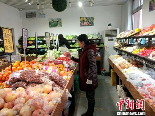 北京居民在购物。中新网记者 李金磊 摄