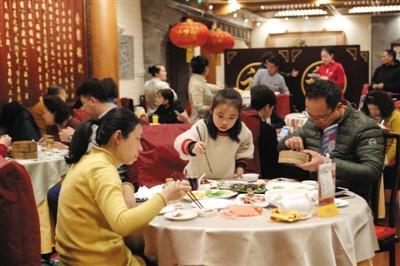 北京多家餐厅年夜饭爆满部分餐厅限定用餐时间