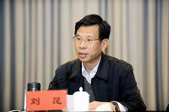 1956年12月生，广东饶平人。新任财政部部长。